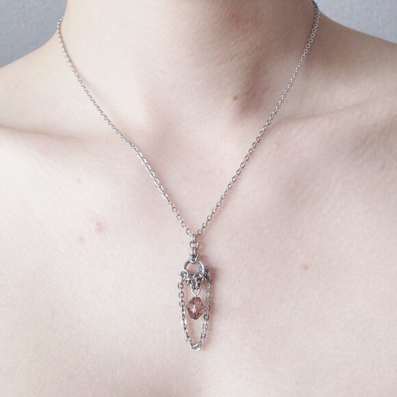 Gothic small & dainty chainmaille necklace with a purple diamond-shaped bead - Picture 4 of 7